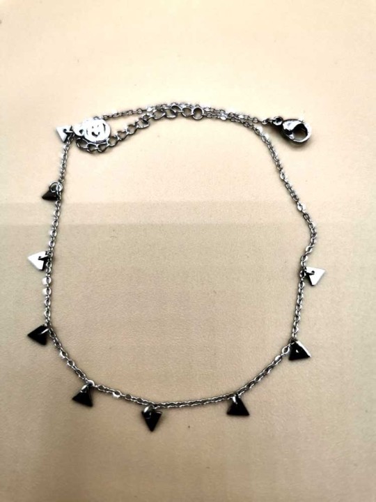 Chaîne de cheville avec pendentifs triangulaire